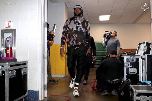 西蒙高茨被国乒当猴遛的有多惨？樊振东一招海底捞月直接击碎道心（西蒙高茨被国乒压制得多惨？樊振东一记海底捞月当场击碎道心）