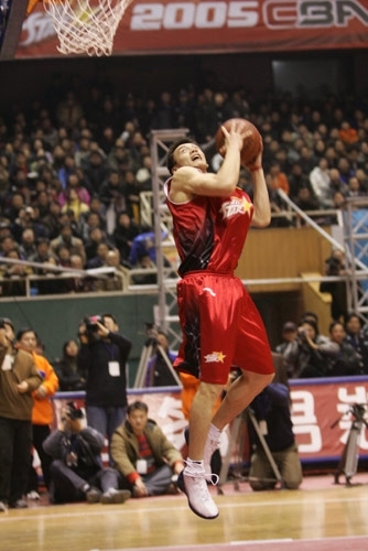 内马尔膝盖手术由曾效力上海海港的爱德华多主刀（前上海海港球员爱德华多为内马尔进行膝盖手术）