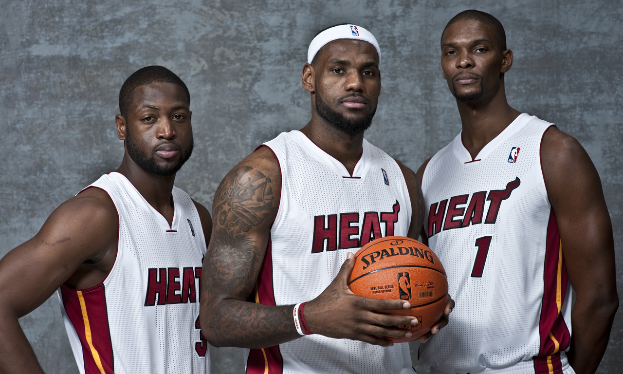 CBA疯狂一日！广东26分大胜江苏，广厦险胜山东，同曦惨败宁波（CBA风云一日：广东26分狂胜江苏，广厦险擒山东，同曦大比分负宁波）