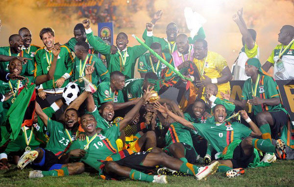 传奇门将正式退役，全场球迷起立致敬