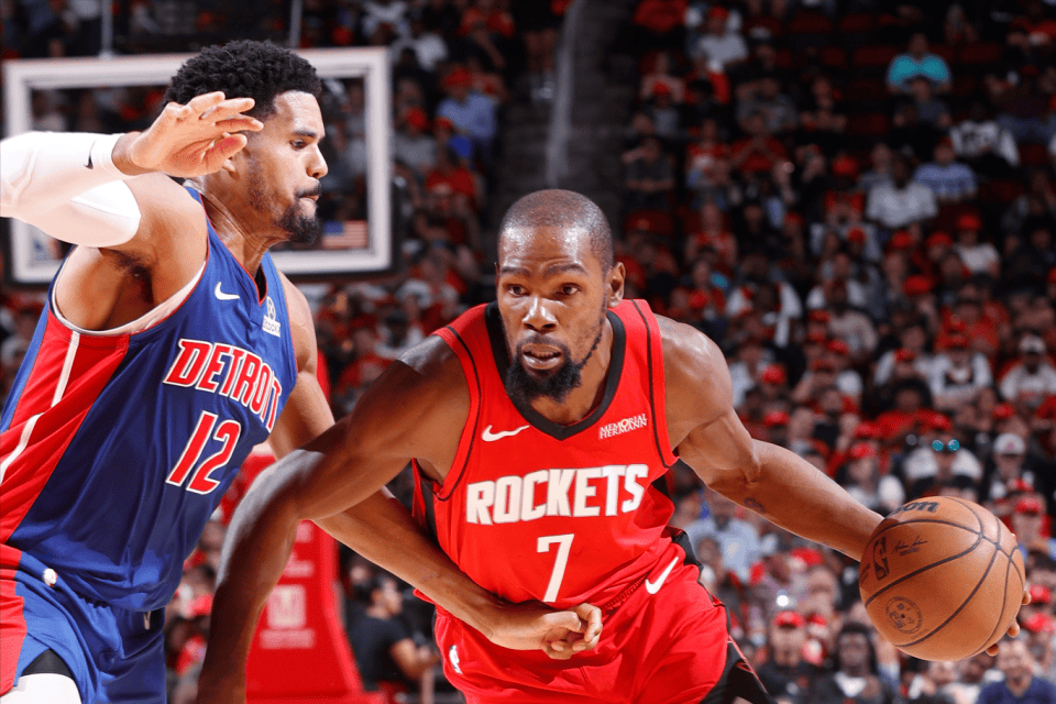 大罗与阿尔卡拉斯切磋网球，还赠送其签名巴西球衣（大罗与阿尔卡拉斯网球过招，并赠签名巴西球衣）