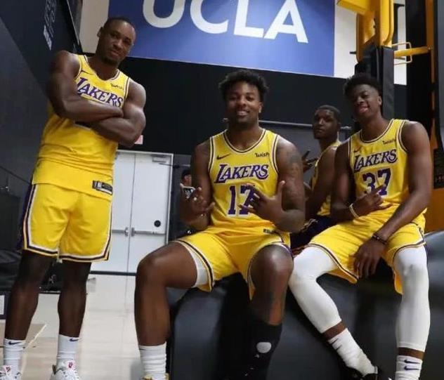 亨利：巴萨防线太差；阿森纳不丢球而拜仁总是进球（亨利：巴萨后防堪忧；阿森纳屡屡零封，拜仁频频破门）